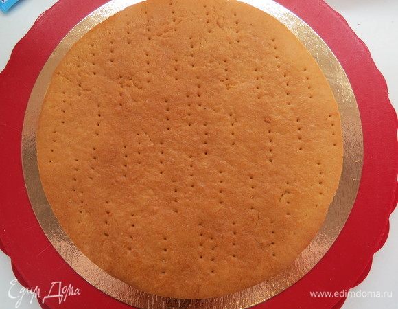 Приступаем к финальной сборке торта. На подложку или блюда, на котором будет подаваться торт, устанавливаем медовый корж диаметром 20 см.