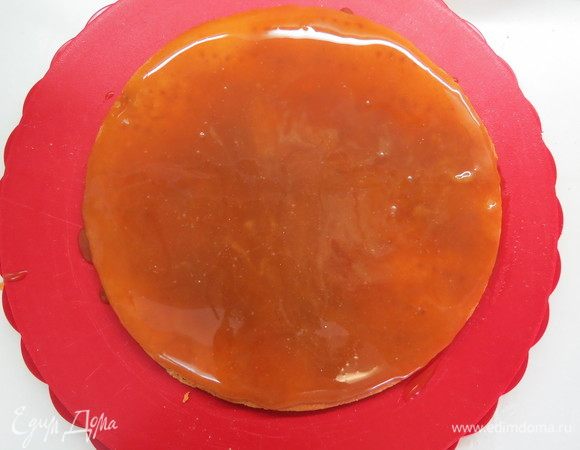 Щедро промазываем корж соленой карамельной пастой.