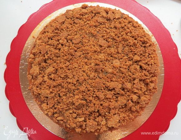 Сверху посыпаем крошкой штрейзеля, который мы испекли в шагах 8–11.