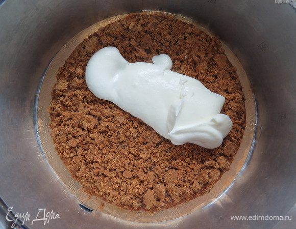 Далее устанавливаем тортовое кольцо диаметром 21–22 см. Бока кольца следует проложить плотной тортовой пленкой (у меня прозрачная из кондитерского магазина), но можно сделать самостоятельно из плотного файла (те, которые уголком). Само кольцо с пленкой целесообразно предварительно подержать в морозилке минут 20–30, тогда мусс быстрее схватится и не протечет. На подготовленный медовый корж с карамелью и штрейзелем выливаем часть сырного мусса (мусс должен покрыть сам корж и заполнить зазоры между коржом и стенками формы), ставим минут на 5–7 в морозилку, чтобы мусс сразу схватился и не протек.