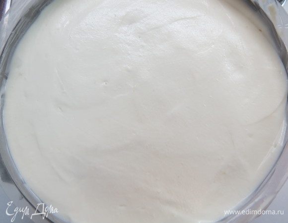 Как только мусс немного схватился, кладем замороженную медовую серединку (см. шаг 29) со сметанным кремом и цитрусовым кремю (кремю должно быть сверху), заполняем форму оставшимся муссом по бокам и сверху. Ставим торт в морозилку. Он должен постоять там минимум 4 часа. Только после этого его можно заливать глазурью.