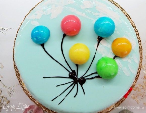 Рабочая температура этой глазури — 30°C, но я всегда смотрю консистенцию на глаз. Глазурь не должна быть слишком жидкой (это значит, она еще слишком теплая, слишком быстро стечет с боков торта и красивого покрытия не получится), но, в то же время, она и не должна быть слишком густой, иначе по бокам торта она ляжет неровно). ВАЖНО! Чем меньше времени пройдет от морозилки до покрытия глазурью, тем лучше, так как может возникнуть конденсат, который испортит внешний вид глазури. Поэтому нужно быстро достать торт, поставить на решетку и залить глазурью.