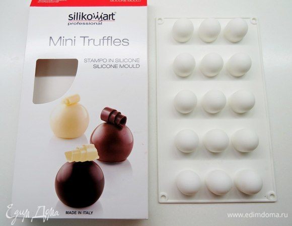 Торт я решила украсить шариками. Для этого я использовала молды Mini Truffles от Silikomart. В эти молды я залила остатки сырного мусса, заморозила, затем извлекла шарики. Шарики покрыла остатками зеркальной глазури, которую окрасила в разные цвета, затем переложила шарики на торт. Растопленным шоколадом нарисовала ниточки. Облака нарисованы растопленным какао-маслом с добавлением белого красителя.