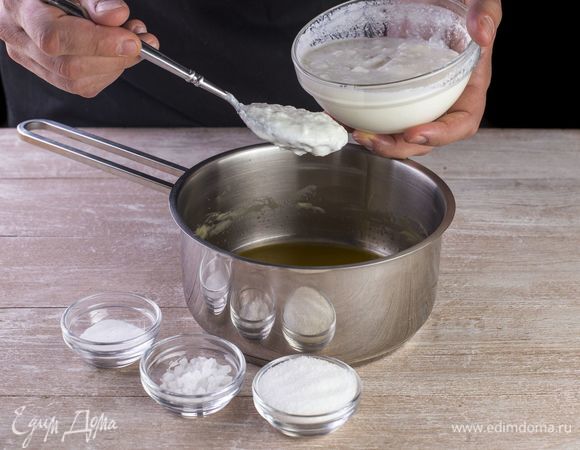 Влейте мацони, добавьте соль, сахар и соду, хорошо перемешайте.