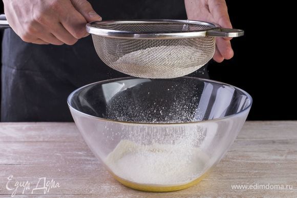 Перелейте опару в миску и понемногу начинайте просеивать муку в жидкую основу, постепенно замешивая тесто.