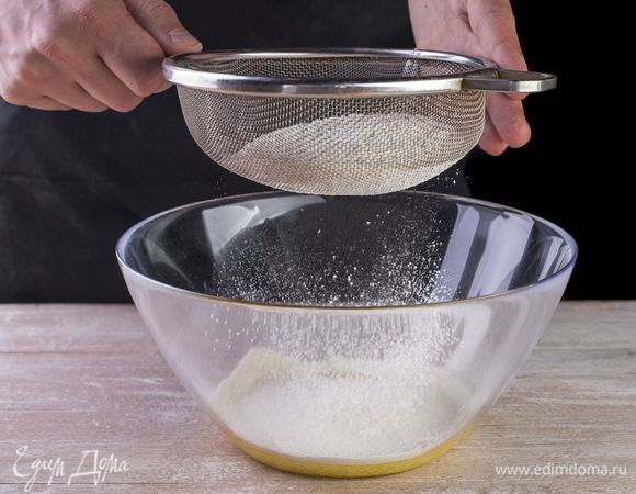 Перелейте опару в миску и понемногу начинайте просеивать муку в жидкую основу, постепенно замешивая тесто.