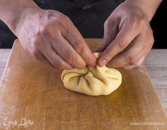 Выложите на каждую лепешку начинку, соедините края теста, чтобы получились мешочки.