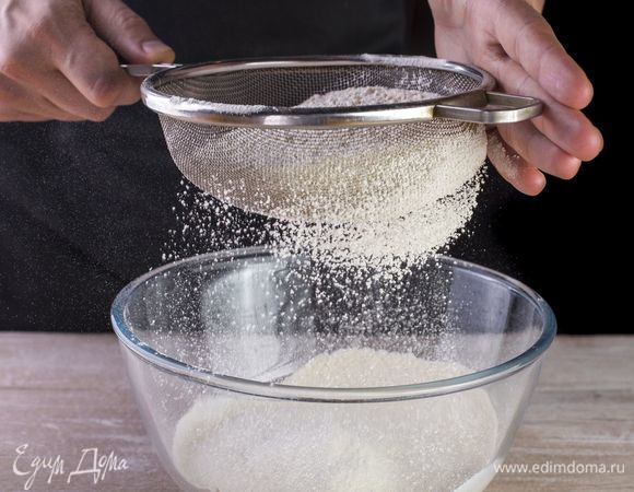 В несколько этапов просейте муку с разрыхлителем. 