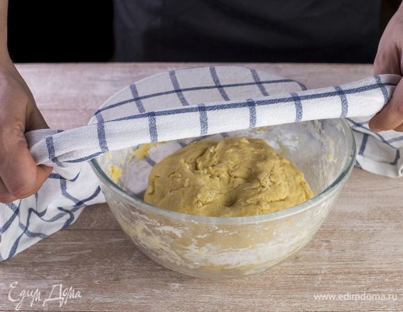 Замесите тесто, сформируйте ком, смажьте растительным маслом, положите в миску и накройте чистым полотенцем. Оставьте тесто на расстойку на полчаса.<br />
 