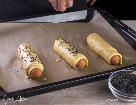 Смажьте тесто смесью из молока и желтка, посыпьте кунжутом.<br />
 