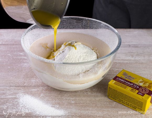 Добавьте в просеянную муку опару и растопленный маргарин. Замесите тесто и поставьте на расстойку на 30 минут.