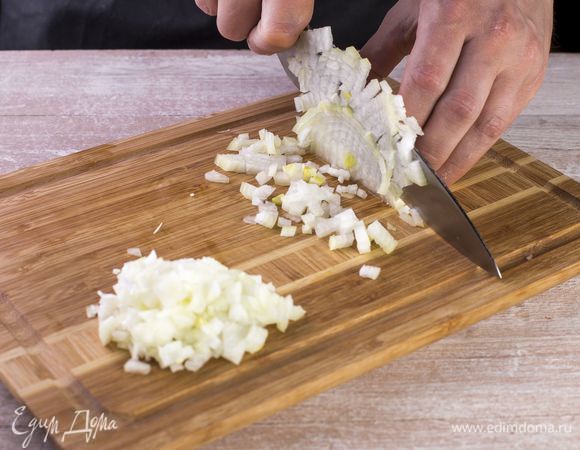 Нарежьте кубиками лук, обжарьте до золотистого цвета в растительном масле.