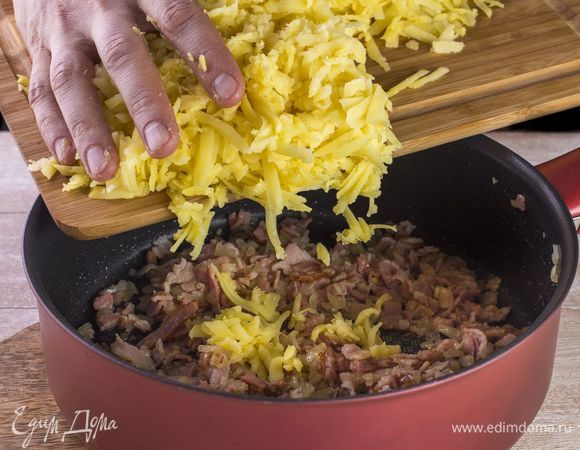 Смешайте картофель с жареным луком и беконом, поперчите.