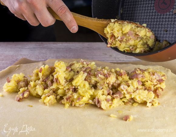 Равномерно разложите на тесто начинку, отступив от краев по 4–5 см.