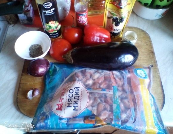 Знакомьтесь: это участники нашего салата. Сахар не успел к фотосессии, но не сильно расстроился. А вот полкило мидий нам многовато. Возьмем половину упаковки.