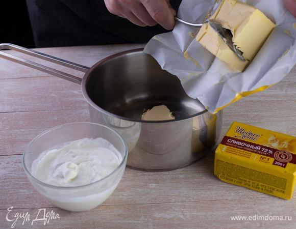 Смешайте растопленный маргарин «Щедрое лето» со сметаной.