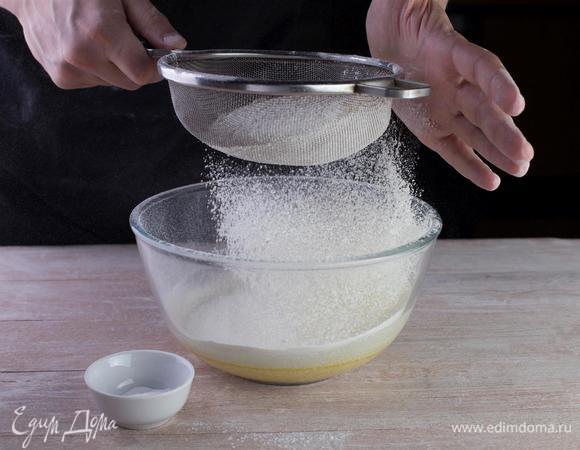 Влейте сметану с маргарином в миску. Просейте в жидкую основу муку с разрыхлителем и солью.