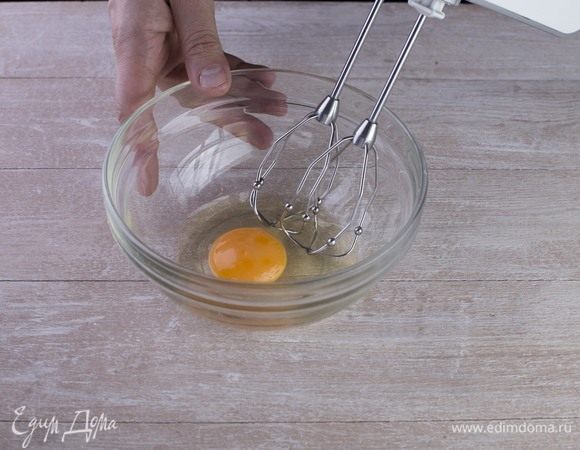 Взбейте яйцо в пышную пену. Влейте яйцо в получившуюся массу и замесите тесто.