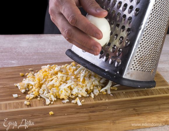 Сварите 3 яйца вкрутую, очистите от скорлупы, натрите на крупной терке.