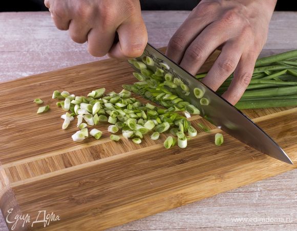 Нашинкуйте перья зеленого лука.