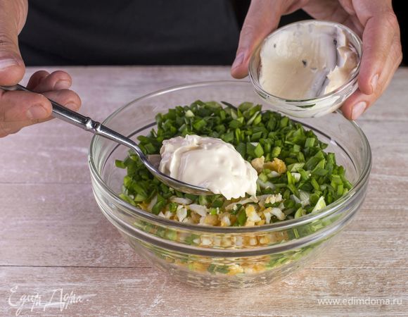 Смешайте лук и яйца, заправьте майонезом, посолите по вкусу.