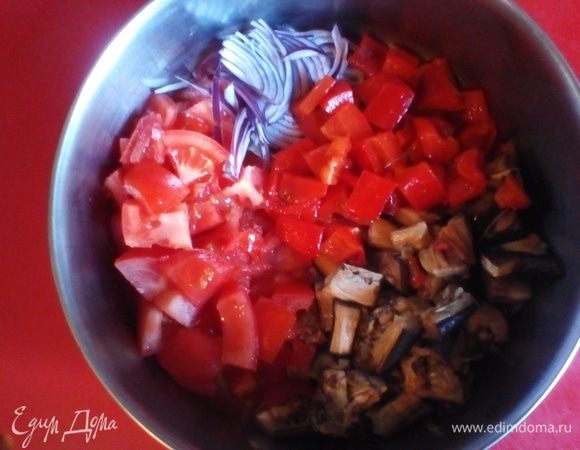 С запеченного перца снять кожицу. Средним кубиком порубить помидоры, перец, баклажаны. Лук нарезать тонкими перьями.