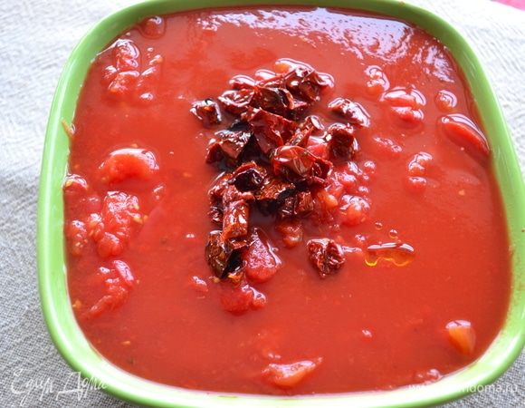 Взяла вяленые помидоры и измельчила. Я всегда их делаю сама с чесночком и базиликом. Незаменимая приправа как в горячих блюдах, так и в салатах, закусках. Придает яркий вкус томатов.