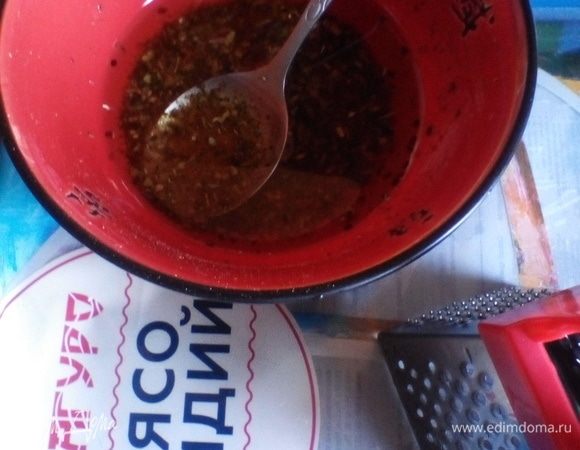 Достаем любимую пиалушку. Растираем в нее между пальцев сушеные травки. Натираем на мелкой терке чеснок. Сахар я тоже измельчаю в ступке, чтобы быстрее разошелся в масле. Добавляем все остальные ингредиенты заправки, тщательно перемешиваем.