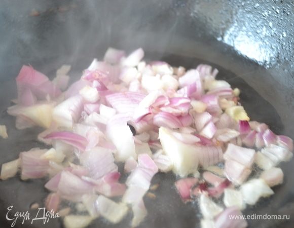 В ту же сковородку, где жарились колбаски, добавляем лук. К луку обязательно добавьте половину чайной ложки сахара. Это придаст красивый цвет.