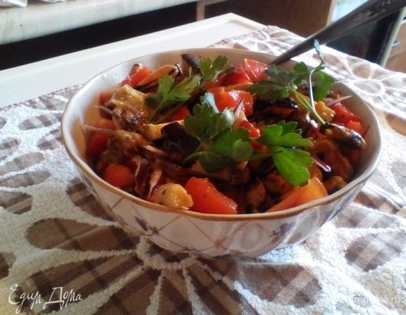 Возвращаемся к нарезанным овощам, солим их по вкусу, добавляем мидии и заправку. Перемешиваем. Т.к. дольше пишу, чем готовила, то все еще теплое. Можно сразу есть. Но салат прекрасен также и в холодном, и в подогретом виде. Приятного аппетита!