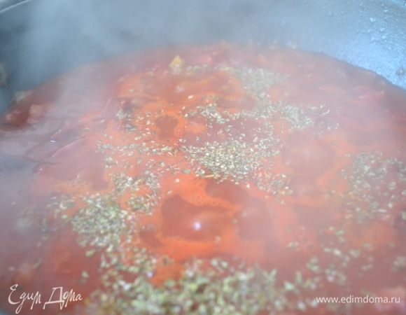 Добавляем сушеный орегано и кинзу сушеную. Добавлять или нет соль? Вот тут по вкусу. Я не добавляла. Все и так солилось до приготовления.