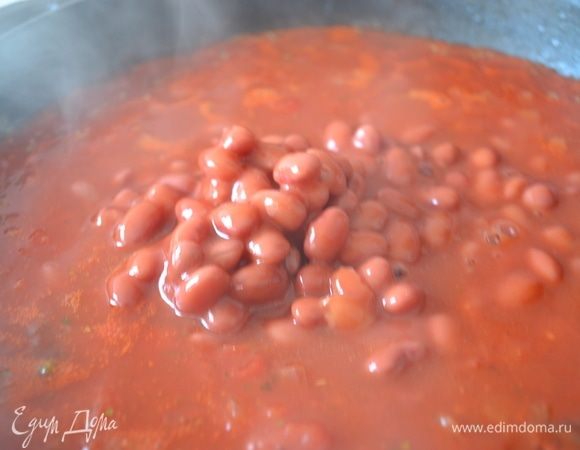 Добавляем консервированную фасоль.