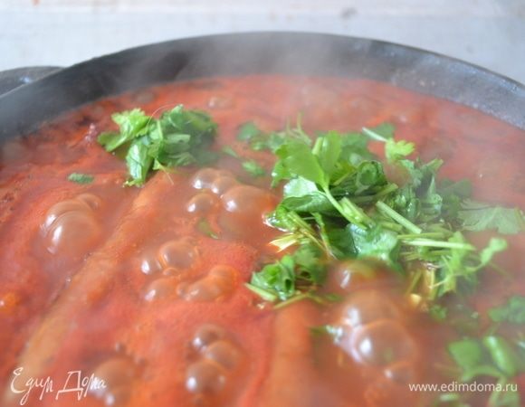 В конце измельчаем петрушку и кинзу и добавляем к нашему жаркому.