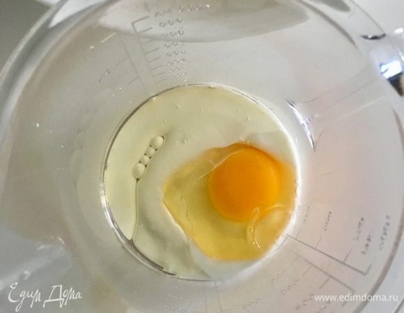 В отдельной чаше смешать жидкие ингредиенты: кефир, оливковое масло и яйцо. Немного пробить блендером.