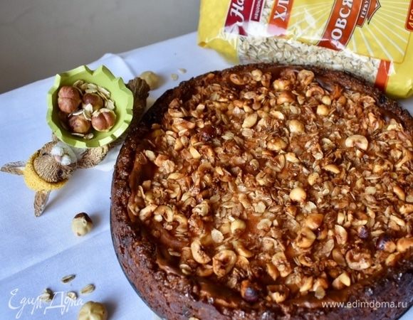 Вот он, наш загорелый, в орехово-овсяной шапочке морковный чизкейк! Разрежем на кусочки?