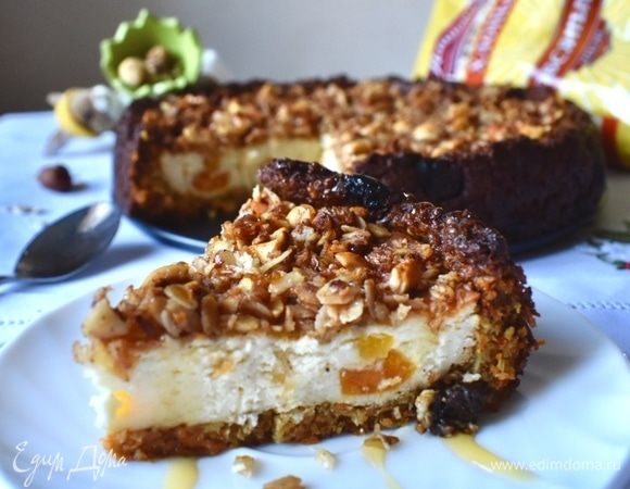 Все три слоя отлично просматриваются и держат форму. А все вместе это надо пробовать, скажу честно! Мы привыкли, что чизкейки — это достаточно калорийные десерты, а здесь все легко, невесомо, но при этом так вкусно, что остановиться тяжело... Сочный, немного влажноватый морковный корж. Насыщенный творожный слой с ароматом меда и сладкой яркой курагой. Ну, а крамбл, сами знаете, без комментариев...