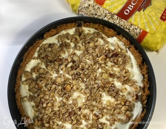 И финальный штрих — хрусткий и веселый фундучно-овсяный крамбл. Он такой вкусный, что им можно и сейчас похрустеть. Разогреваем духовку до 180°C и печем около 45 мин. Если верх начнет чрезмерно золотиться, а серединка будет сыроватой, накрыть бумагой для выпечки. Готовый морковный чизкейк полностью остудить.