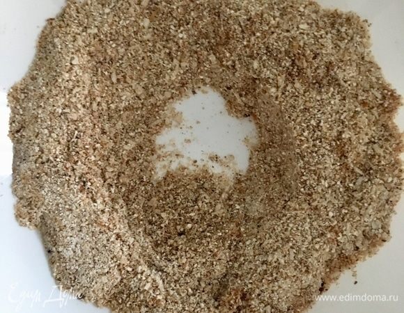 Вернемся к сухим ингредиентам. Их необходимо перемешать ложкой и в центре сделать «колодец».