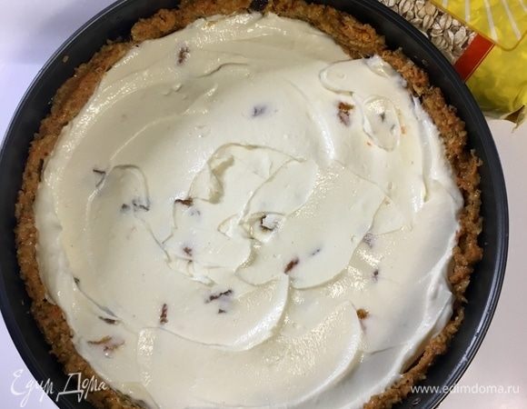 Сверху на морковную основу выложить слой рикотты и кураги.