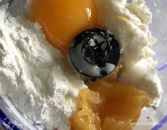 В чашу блендера складываем все составные творожного слоя: рикотта и три ложки кефира, кукурузный крахмал и одно яйцо. Мед. У меня мед был засахаренный, но это ничего страшного. Блендер сейчас все превратит в однородную творожную массу.