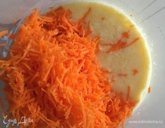 Натертую морковь добавить к жидким ингредиентам и перемешать.