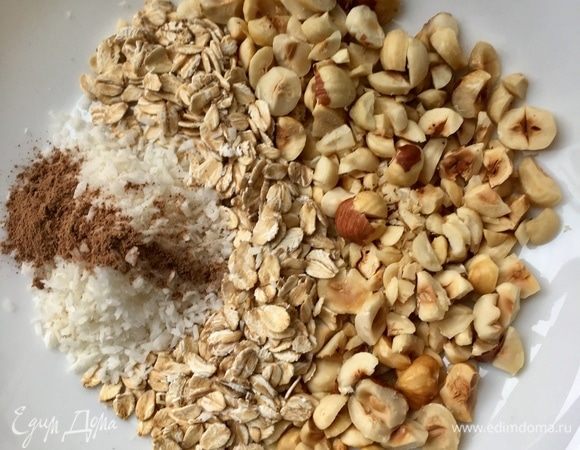 В миске смешать овсяные хлопья, порубленный фундук, кокосовую стружку и корицу.