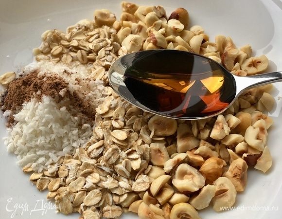 Добавить к сухим составляющим крамбла кленовый сироп и перемешать.