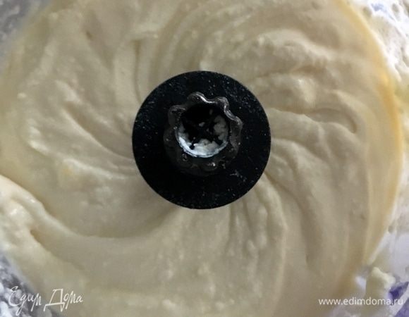 Итак, пробиваем всю творожную составляющую до однородного состояния и получаем вот такую кремовую воздушную массу. Без комочков и крупинок. Добавляем в творожную массу нарезанную и подготовленную курагу, перемешиваем. И оставим ее на время, пока будем делать верхний слой чизкейка — овсяно-фундучный крамбл.