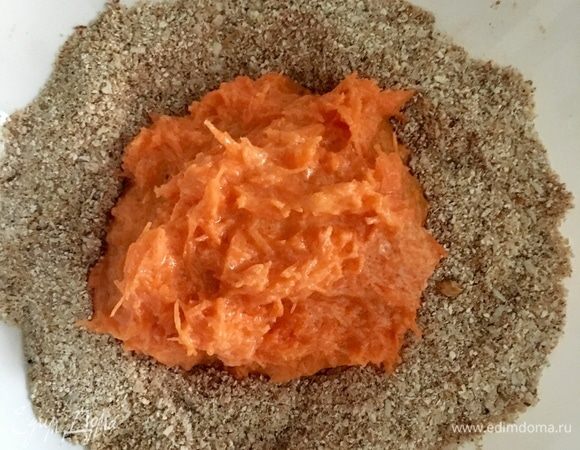 В этот «колодец» выкладываем жидкие ингредиенты вместе с морковью и перемешиваем лопаточкой до однородности.