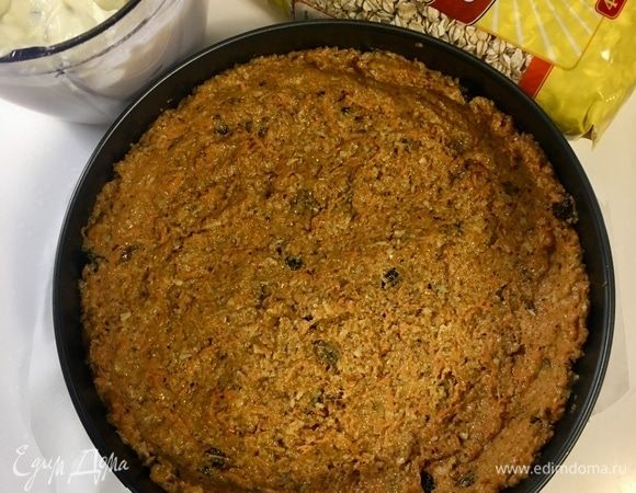 Выложить дно морковной основой, сформировать бортики.