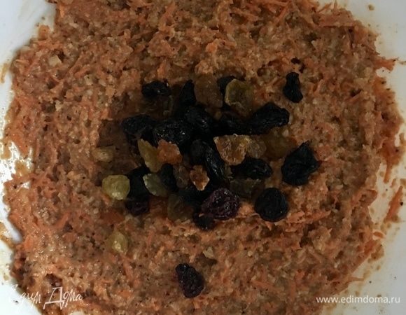 Добавляем вымытый и высушенный изюм, также перемешиваем и оставляем на время в сторону.