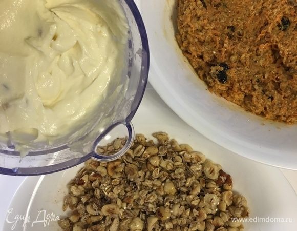 Итак, все три слоя нашего полезного чизкейка готовы: морковная основа, слой из рикотты с курагой и фундучно-овсяный крамбл.