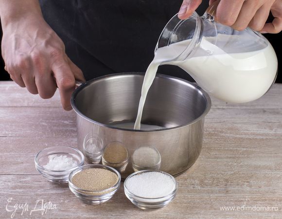 Немного подогрейте молоко, размешайте в нем дрожжи, соль и сахар, оставьте на 10–15 минут.