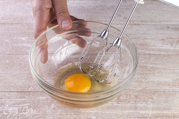 Взбейте яйцо в пышную массу. Добавьте к опаре и муке.